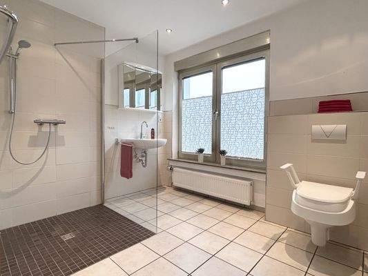 Modernes Tageslichtbad im Erdgeschoss