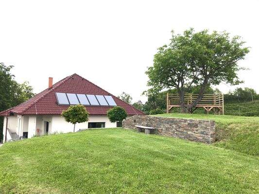 Blick vom Garten auf das Haus 