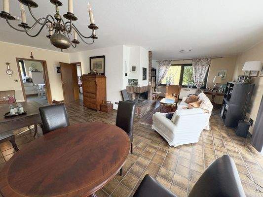 Wohn-Esszimmer mit Kamin