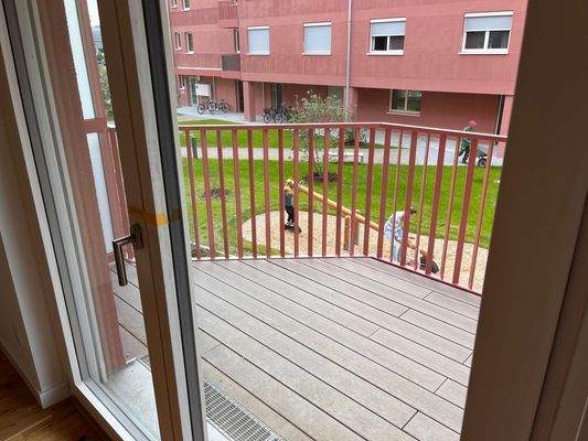 Balkon mit Spielplatzblick
