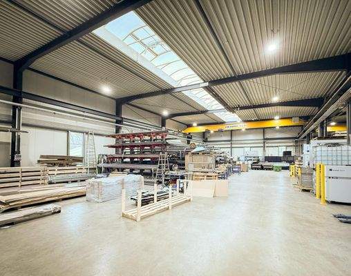 Weitläufige Produktionshalle mit integrierter Kranbahn