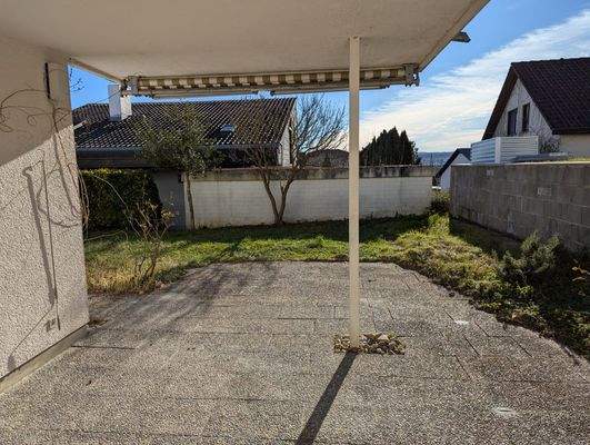 kühle überdachte Gartenterrasse mit Markise.jpg