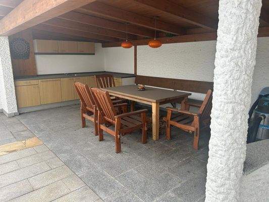 Poolhaus mit Outdoorküche