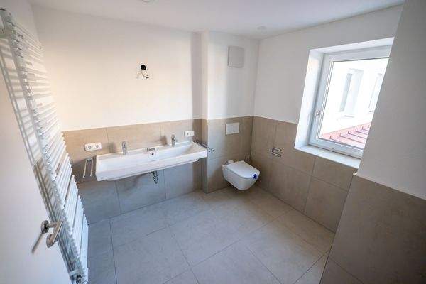 Bad mit Doppelwaschbecken und Toilette