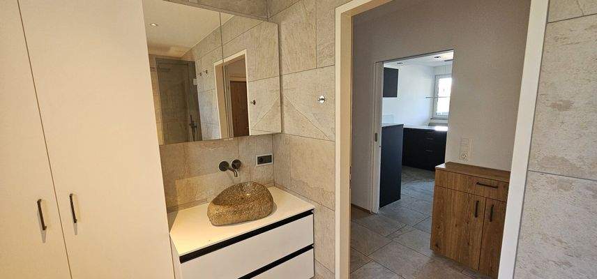 Badezimmer mit Dusche und Badewanne