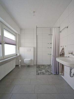 Modernes Bad mit bodengleicher Dusche