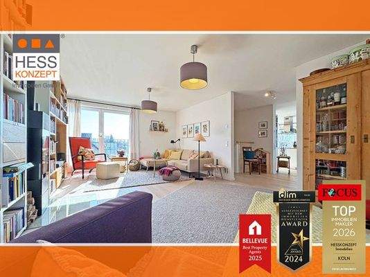 Großzügiger Wohnraum mit Kamin