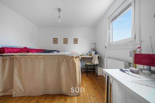 GROßES ZIMMER IM DACHGESCHOSS