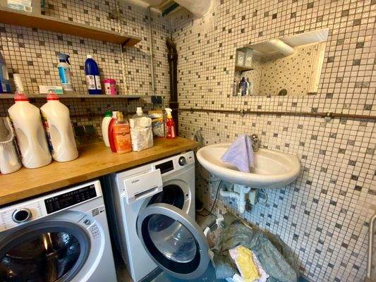 64 / KG: Praktisch - Waschbecken im Wasch- u. Trockenkeller. Wände komplett aufwändig mit Mosaiksteinchen gefliest.