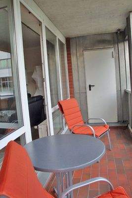 sonniger Balkon mit Abstellraum