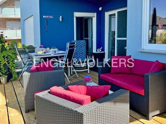 Terrasse mit Terrassendielen und Zugang zum Garten