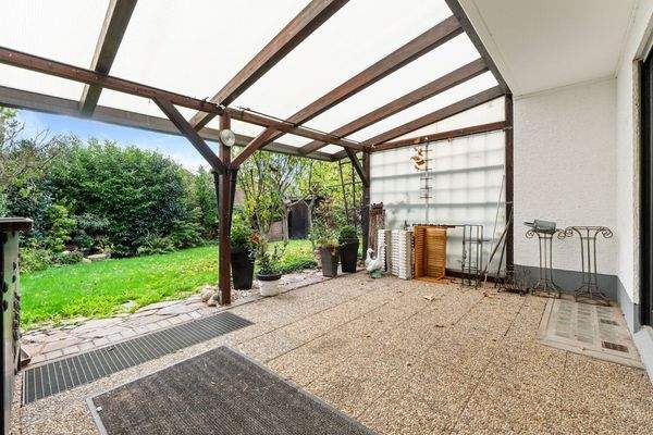 Außenterrasse mit Blick in den Garten