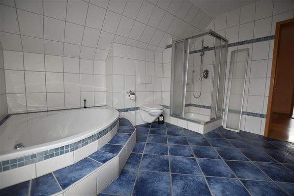 Blick auf Eckwanne und Dusche