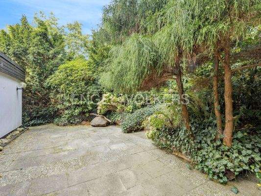 Große Terrasse hinter dem Haus