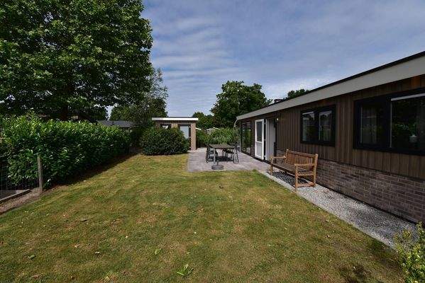 ferienhaus-kaufen-biddinghuizen-vorderseite-terras