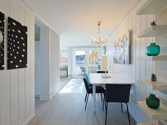 Heller Essbereich mit Blick in den Wohnbereich und zur Küche