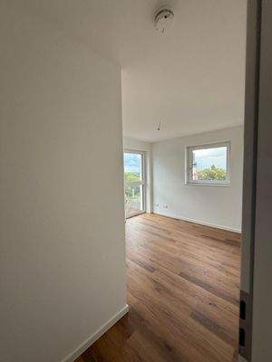 Helles Wohnzimmer mit Holzboden