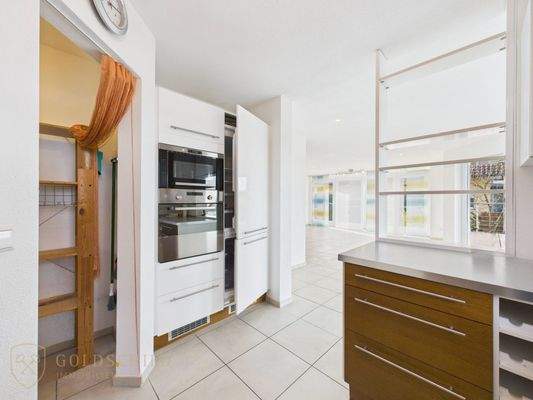 Blick von Küche in Wohnbereich