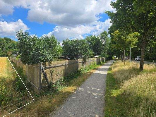 Grundstücksgrenze zur Kleingartensiedlung