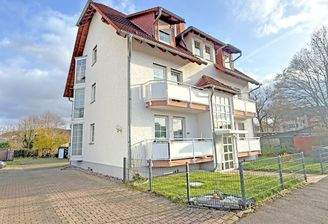 Blick auf die Eigentumswohnung in der Hochparterre links