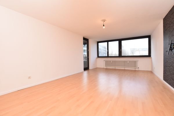Helles Wohnzimmer mit Balkon
