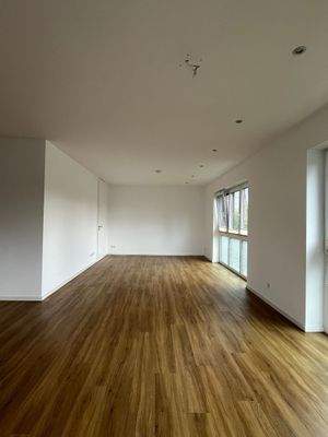 Moderne Wohnung mit Balkon