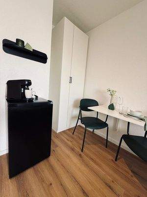 Kühlschrank und Kaffeemaschine
