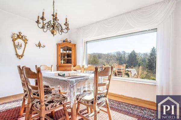 Esszimmer mit Fernblick auf das Grundstück