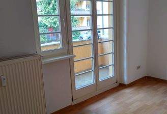 Wohnzimmer mit Balkon