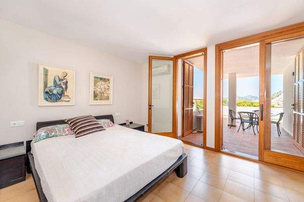 Helles Schlafzimmer mit Terrasse