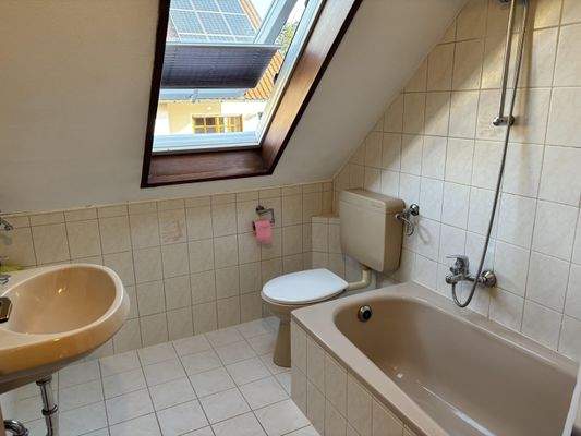 Wannenbad mit Waschmaschinenanschluss und Dachliegefenster