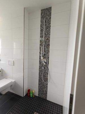 und ebenerdige Dusche 