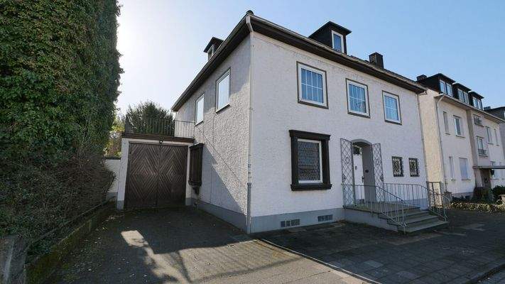 Frontansicht mit Garage