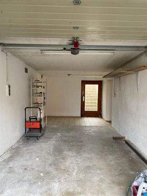Garage mit Zugang Garten und Keller