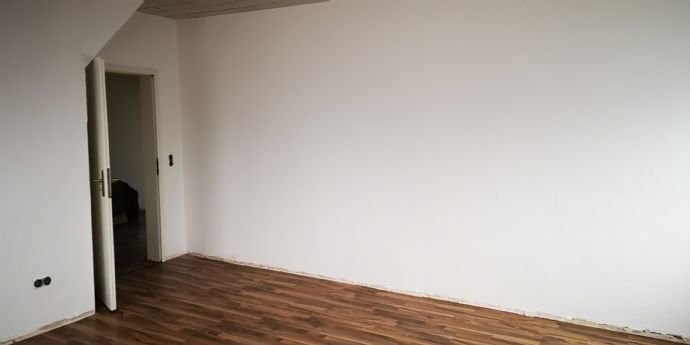 4 Zimmer-DG-Wohnung ca.110 m²! Stellplatz direkt am Haus!