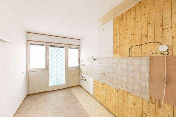 Küche mit Zugang zum kleinen Balkon