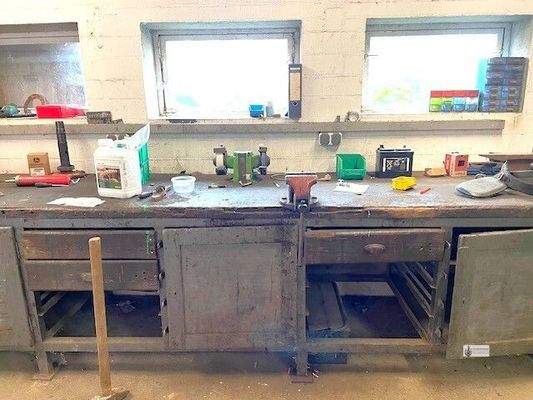 Werkbank mit Schraubstock