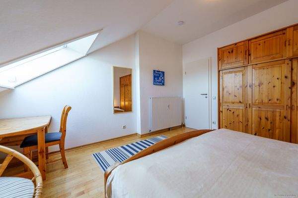 Schlafzimmer mit Doppelbett