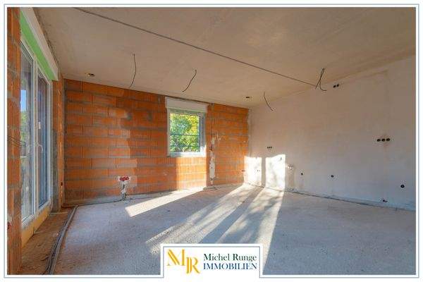 Wohnzimmer mit Blick in die Küche