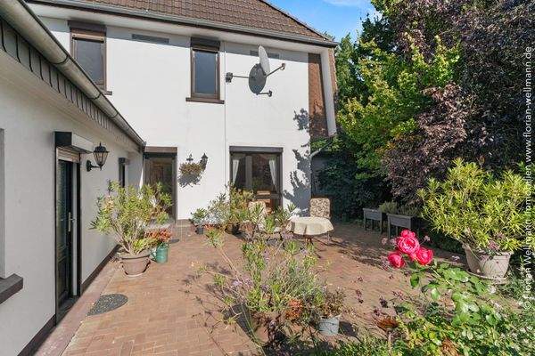 ... mit Südausrichtung und umgeben von prächtigem Baumbestand.