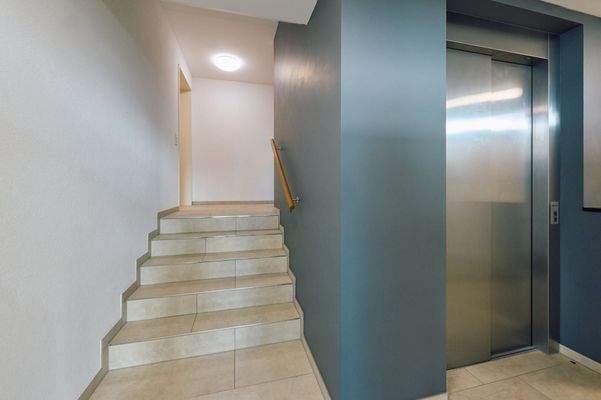 Eingangsbereich mit Aufzug 