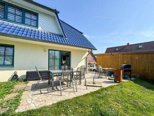 Die Terrasse der größeren Wohneinheit