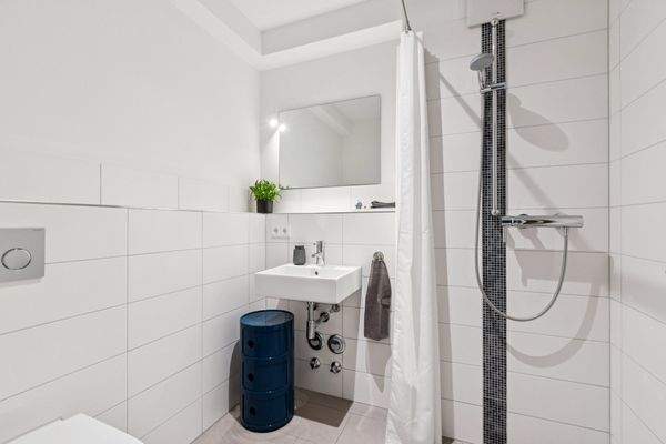 Gäste-WC mit Dusche