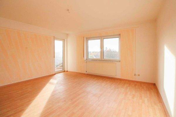 Wohnzimmer m. Balkonzugang