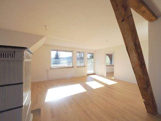 Wohnzimmer mit Balkonzugang