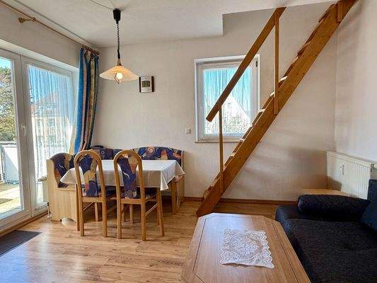 Essbereich und Treppenaufgang DG