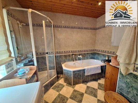 Das moderne Bad mit Wanne und Dusche