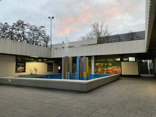 Vorplatz mit Wasserspiel