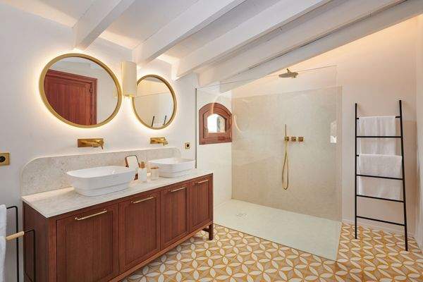 Eines von 8 Badezimmern