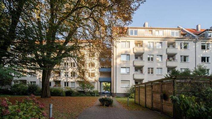 Ausgang der begrünten Wohnanlage